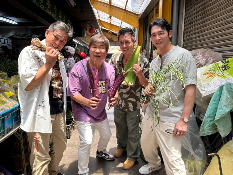 温昇豪（右起）、范逸臣、胡瓜、洪都拉斯赴台北萬華出外景。《下面一位》提供