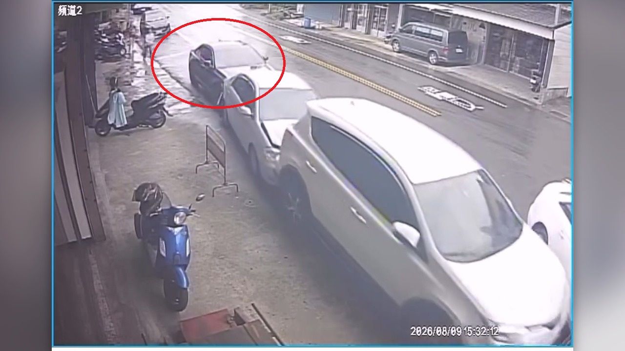 畫面曝光!8旬翁開瑞典坦克路邊停車「直直衝」 連撞3車害無辜店家遭殃