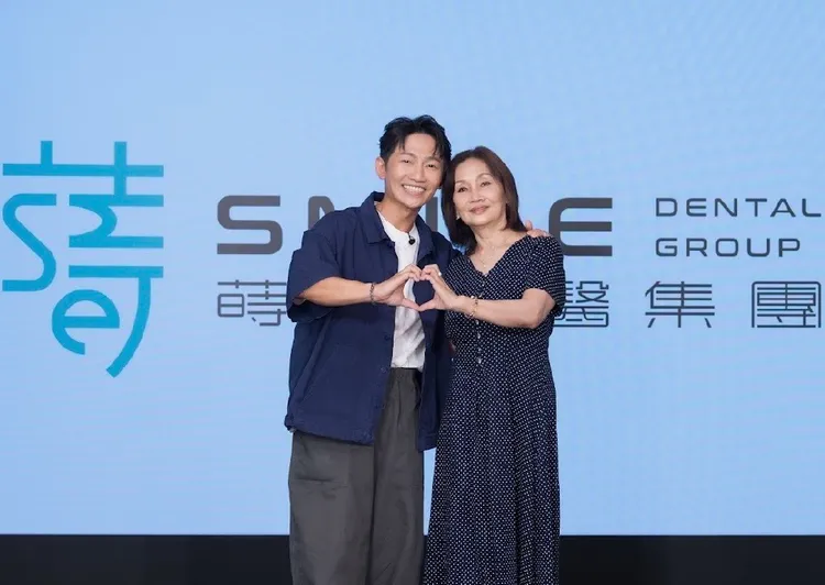 蔡昌憲、蔡媽媽。蒔美牙醫集團提供