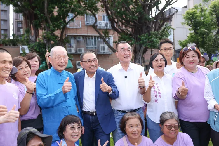 侯友宜現身蘆洲慈惠堂力挺李四川，兩人熱情擁抱，李四川則喊出「全力以赴接棒」。競辦提供