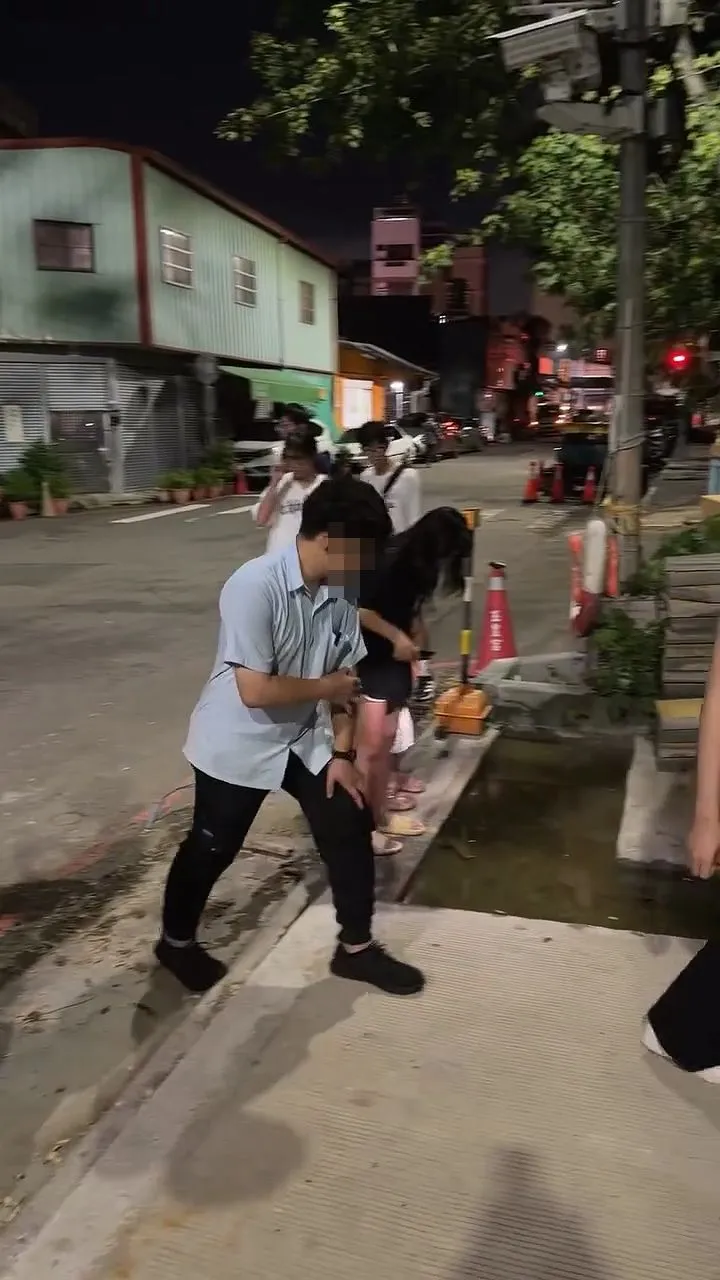 現場聚集許多民眾幫忙尋找婚戒。Threads/kelianla_87提供