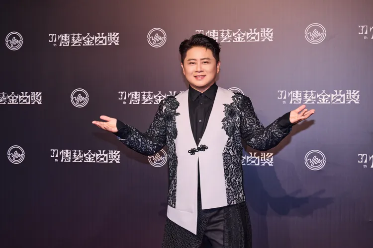 陳昭瑋爆料，大會分配介紹詞、訪綱時，竟把英文及客家發音全分給弟弟陳孟賢。一茗精人工作室x全球巨星工作室提供