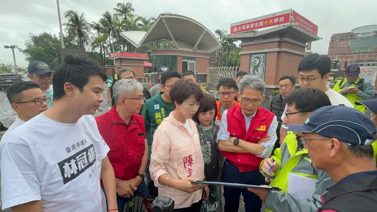 民進黨台南市長參選人陳亭妃偕同市議員陳秋萍等人今（24）日邀集經濟部次長賴建信、水利署副署長陳建成及台南市政府水利局等相關單位，前往仁德區土庫抽水站及永康大灣等地區進行現勘。陳亭妃辦公室提供