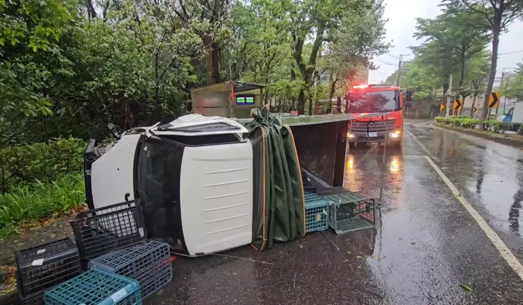 小貨車行經基金一路時，疑因天雨路滑加上要閃避前車，竟不慎失控翻覆。翻攝照片