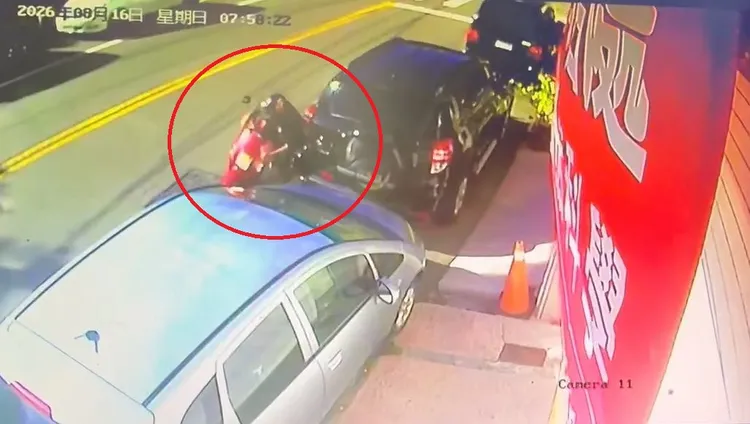 王男騎機車連續逆撞2輛路邊轎車，最後卡在車縫內。民眾提供