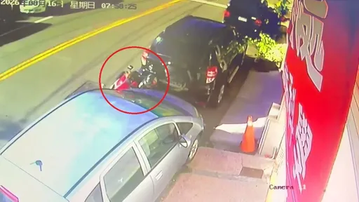 台中毒駕男騎車逆撞路邊轎車　「手握電子煙」卡車縫動彈不得
