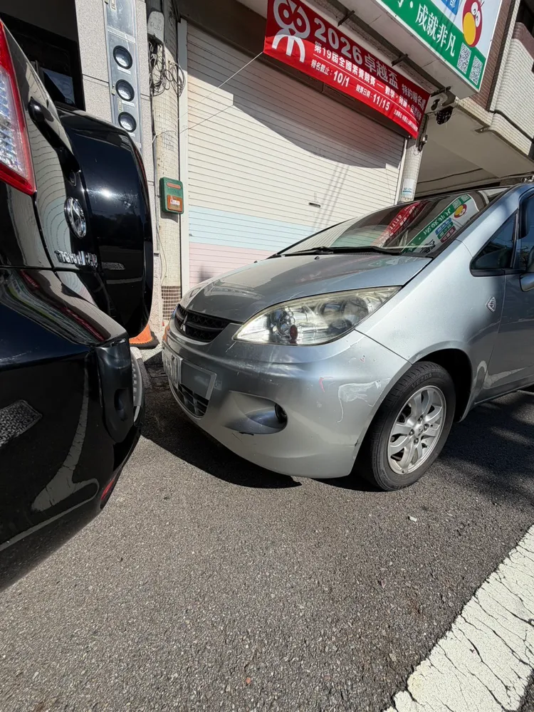 王男連人帶車卡在兩車之間。民眾提供