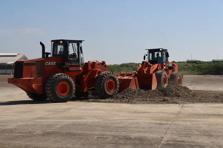 新竹空軍基地，7日進行恢復基地起降飛行的跑滑道搶修任務。李俊毅攝