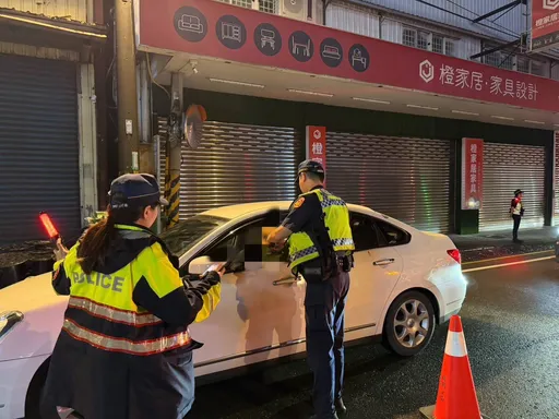 闖紅燈逆向被攔！酒駕騎士急喝汽水「解酒」無效　酒測值超標法辦