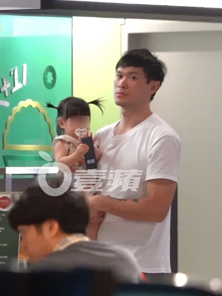吃飽飯後，胡凱翔抱著女兒到處逛，女兒綁著沖天炮雙馬尾的，十分可愛。特勤中心攝