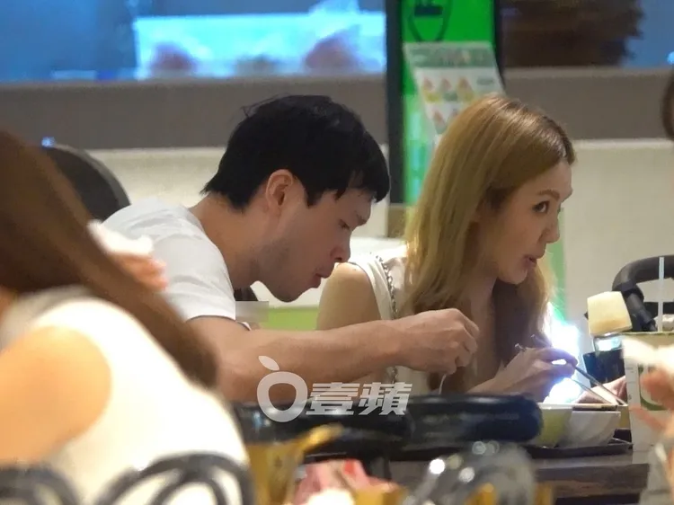劉雨柔夫妻倆一同用餐，老公進食速度相當快，只為輪流照顧小孩。特勤中心攝