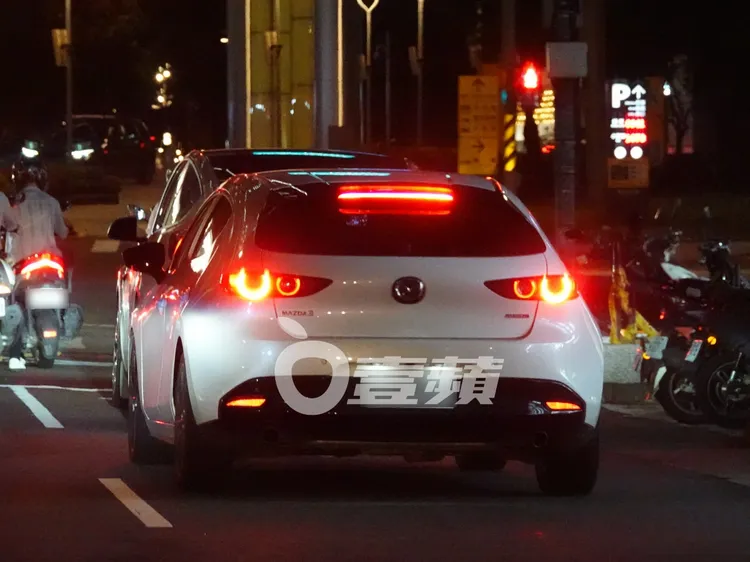 胡凱翔開著79.8萬元起的MAZDA 3，載著一家三口返家。特勤中心攝