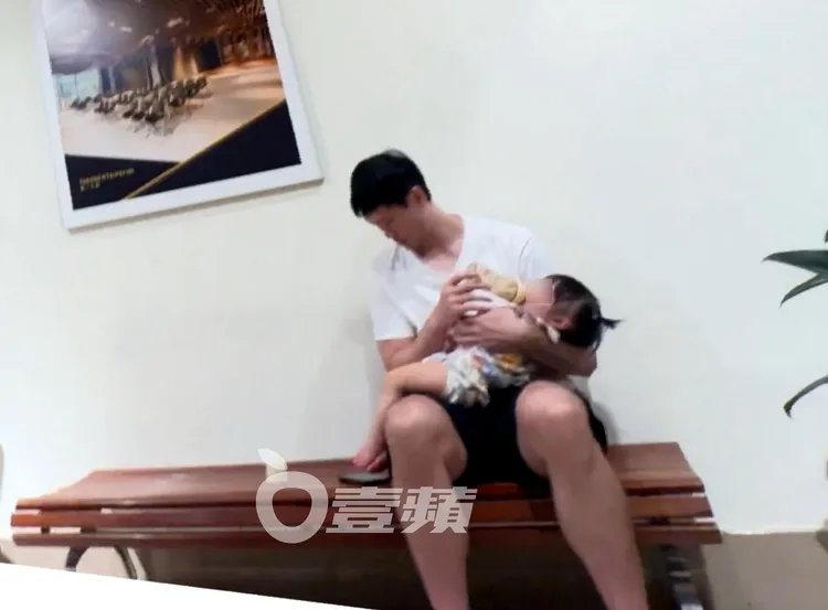 劉雨柔老公胡凱翔在台北101購物中心，餵1歲女兒喝奶。特勤中心攝