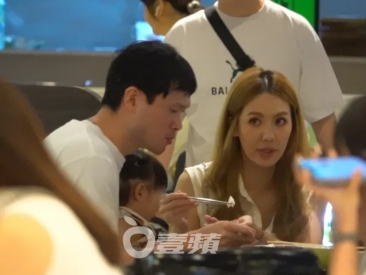 劉雨柔（右）與女友人邊聊天，邊夾著飯餵食女兒。特勤中心攝