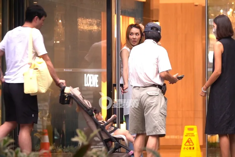 劉雨柔一家三口及女友人走到微風南山百貨逛街。特勤中心攝