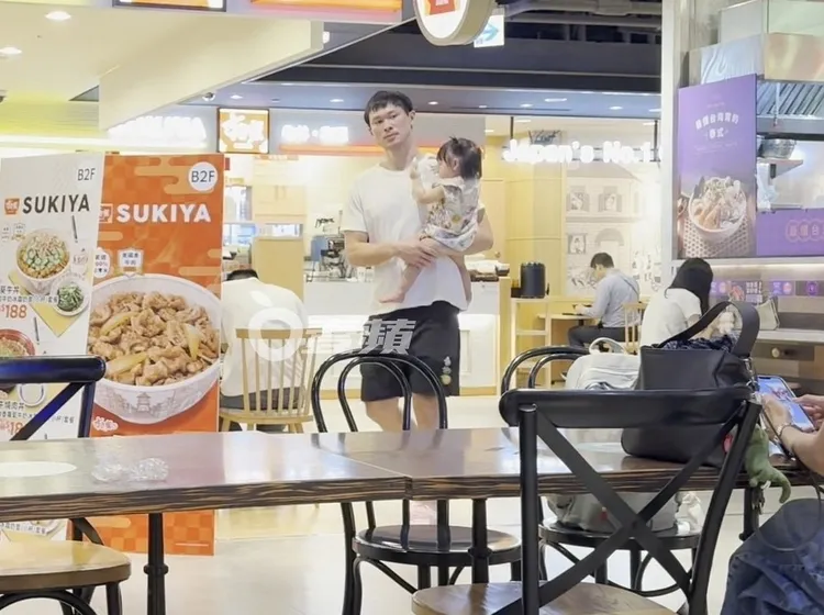 抵達美食街後，胡凱翔抱著女兒去點餐。特勤中心攝