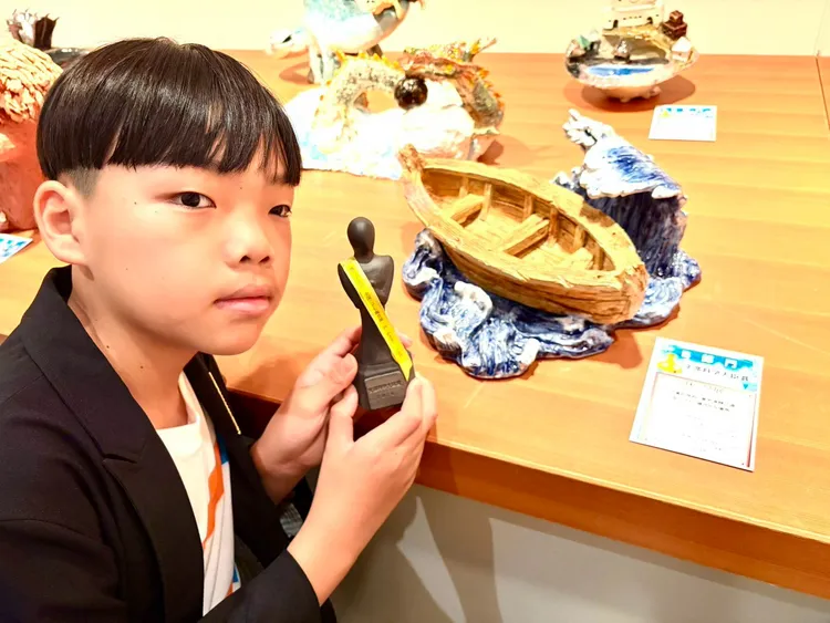 鶯歌國小六年級林昱展以作品《只屬於我的，風平浪靜之處》，榮獲小學4至6年級組最高榮譽「文部科學大臣獎」。公所提供