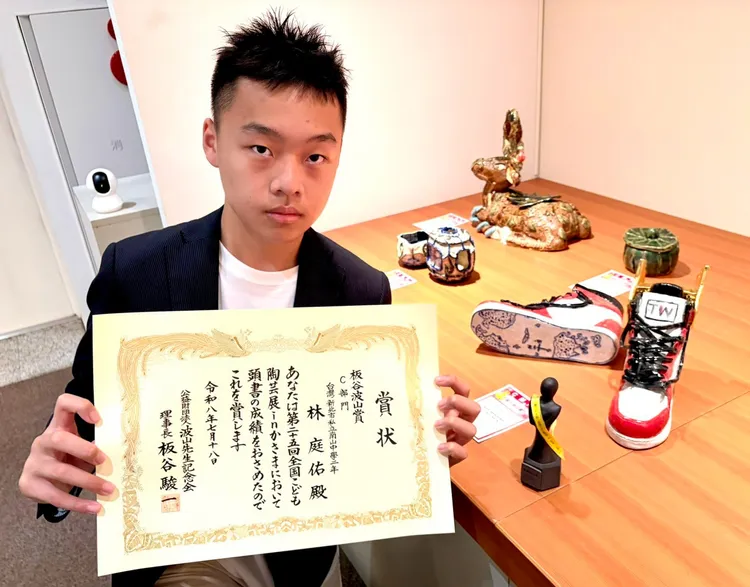 新北市南山中學二年級林庭佑作品《遠走吧，飛向我們的青空》奪得「板谷波山獎」，展現青春世代對未來的想像與憧憬。公所提供