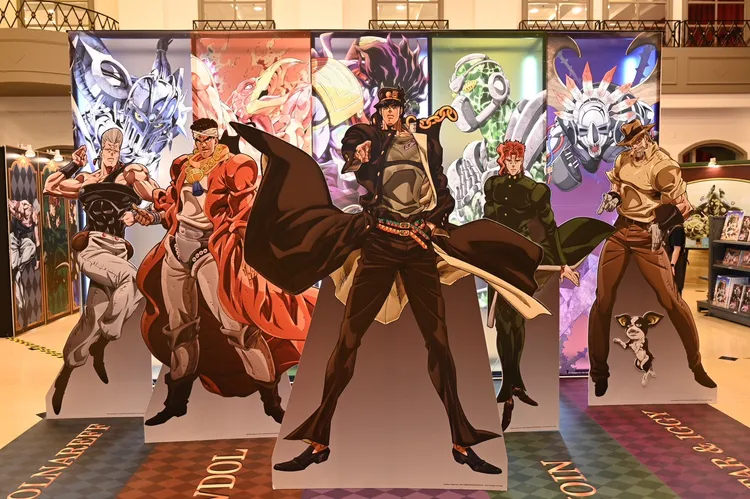 《JOJO的奇妙冒險》展覽現場打造7大打卡場景，包括空條承太郎、白金之星及星塵遠征軍與DIO陣營對決等經典場面。中友提供