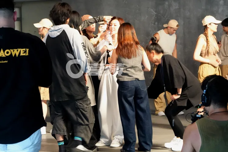 休息時間，曾馨瑩的梳化團隊上前補妝、補充水分。特勤中心攝