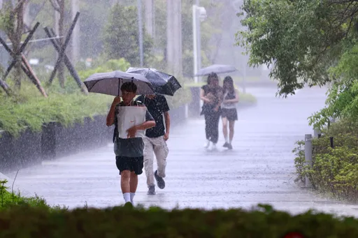 週末天氣不穩！南部雨量「下到發紅」　大台北防36度高溫恐中暑