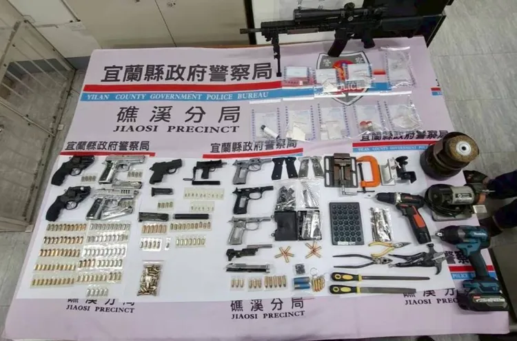 警方查獲槍枝及各式毒品等證物。翻攝照片