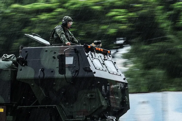 海馬士多管火箭執行跨區火力增援，官兵在風雨中快速機動。軍聞社