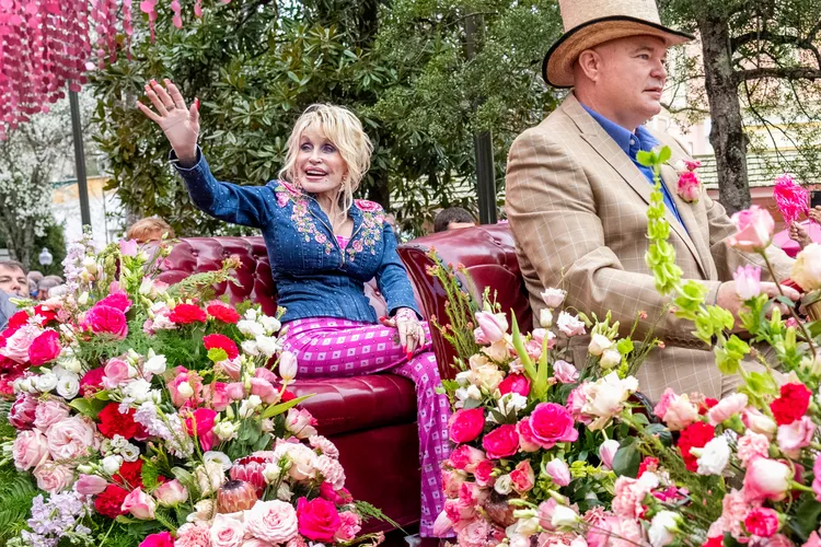 她成立Dollywood主題樂園，為家鄉創造許多就業機會。美聯社