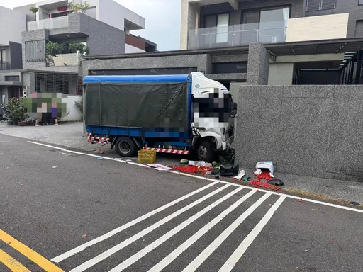 撞擊瞬間曝光！貨車突失控偏移　猛撞民宅圍牆運將喪命
