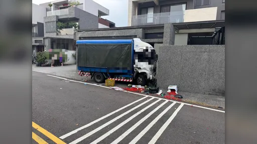 撞擊瞬間曝光！貨車突失控偏移　猛撞民宅圍牆運將喪命