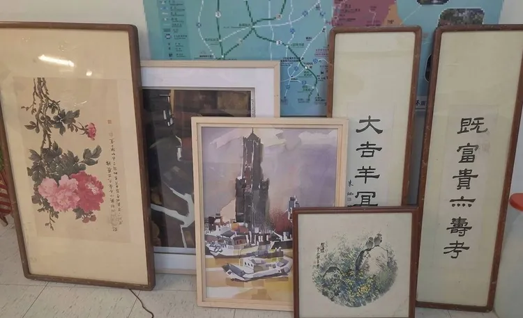 六龜警方在屏東恆春逮捕周嫌，起獲失竊畫作。翻攝畫面