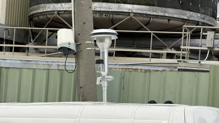 AIoT巡迴檢量校正車搭載高精度BAM-1020懸浮微粒自動監測儀，可作為行動式空氣品質測站。縣府提供