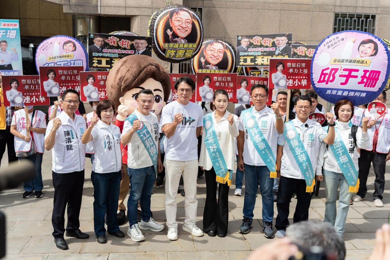 台中首日27人登記選議員 藍綠白各有造勢!搶到頭香的卻是「她」