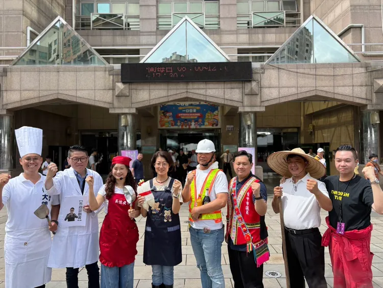 國民黨台中市議會「新議政聯盟」8名現任市議員，上午登記時各以不同造型亮相。邱愛珊辦公室提供
