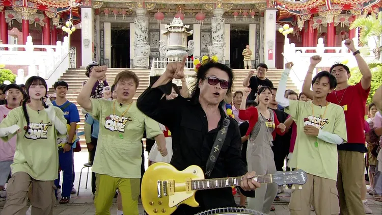 「伍佰」（中）一登場便帶來經典歌曲〈衝衝衝〉炒熱全場氣氛。民視提供