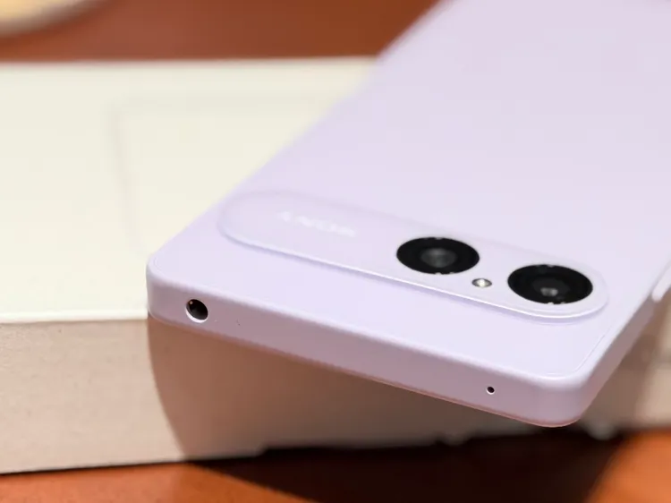Xperia 10 VIII保留目前手機市場少見的3.5mm耳機孔，使用傳統有線耳機不必準備USB-C轉接頭。趙筱文攝