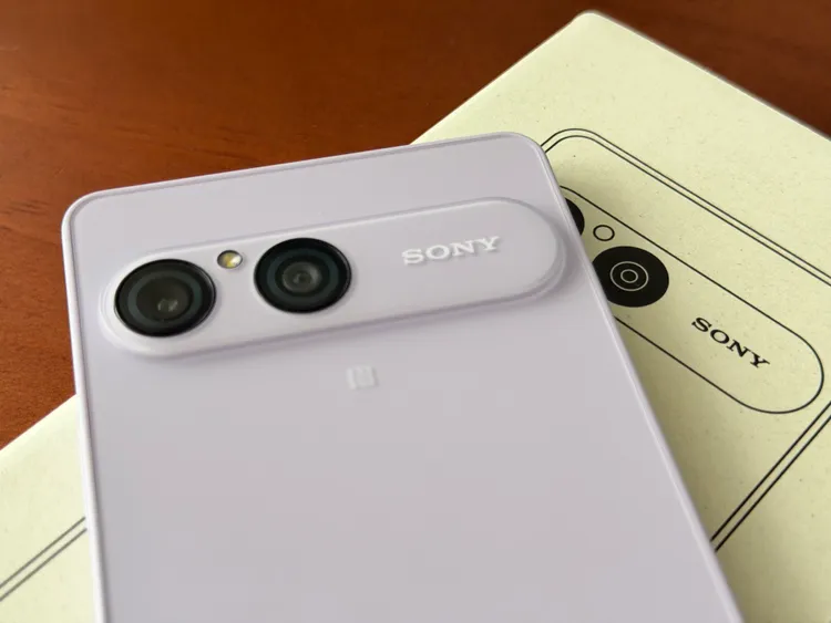 Xperia 10 VIII延續水平雙鏡頭設計，「迷霧紫」背蓋帶有半透明霧感，隨著光線與觀看角度呈現不同色澤。趙筱文攝
