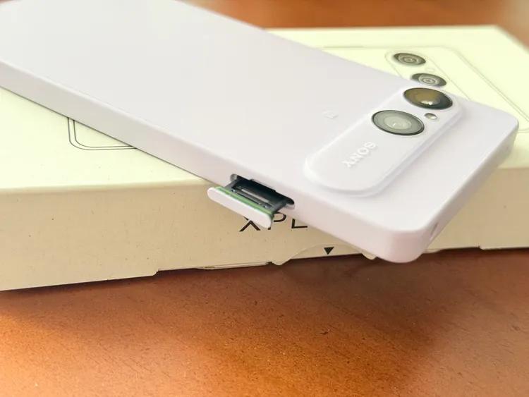 Xperia 10 VIII支援實體Nano SIM與eSIM雙卡雙待，也保留最高可擴充至2TB的microSD記憶卡插槽，兼顧出國使用與儲存需求。趙筱文攝