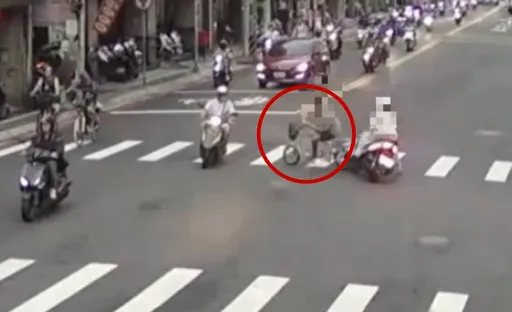 扯！電動自行車闖紅燈害女騎士慘摔　釀禍阿北不顧傷者直接逃