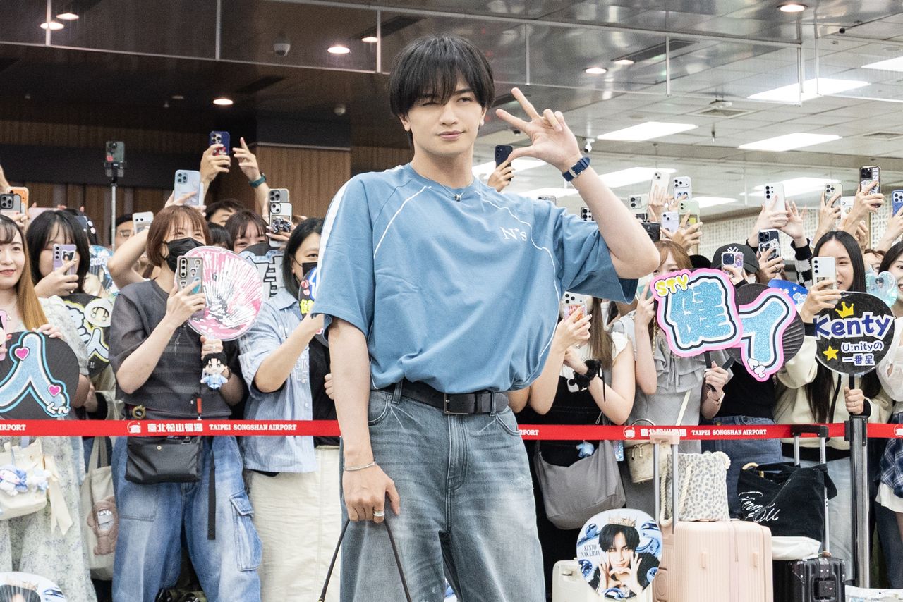 直擊|中島健人抵台秒擺「Sexy Thank You」手勢!名牌包掛這張卡是真愛
