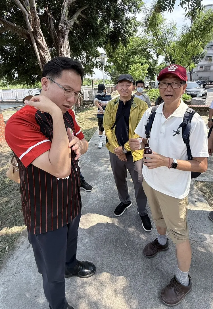 小黑蚊肆虐鳳山溪流域。翻攝畫面