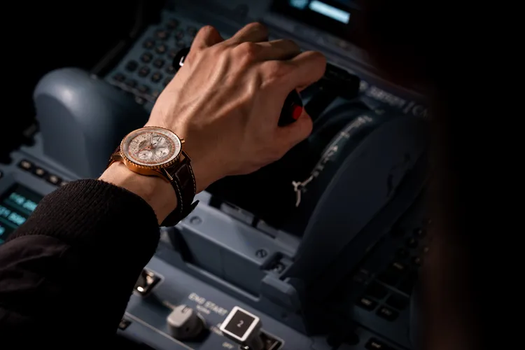 百年靈Navitimer B02 Chronograph 41 Cosmonaute STARLUX Airline Edition，41mm，18K紅金，銀白色隕石錶盤，棕色鱷魚皮錶帶，百年靈B02型自製機芯（手動上鍊），動力儲存70小時，防水深度30米，限量62只，89萬5000元。品牌提供