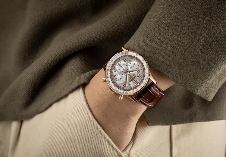 百年靈Navitimer B02 Chronograph 41 Cosmonaute STARLUX Airline Edition，41mm，18K紅金，銀白色隕石錶盤，棕色鱷魚皮錶帶，百年靈B02型自製機芯（手動上鍊），動力儲存70小時，防水深度30米，限量62只，89萬5000元。品牌提供
