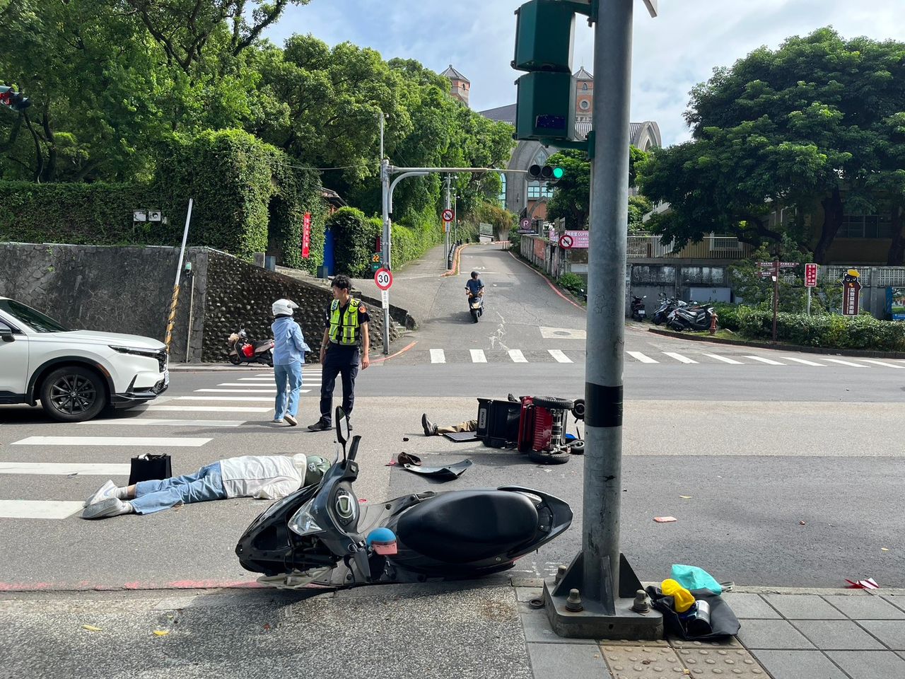 淡水海關碼頭前車禍!代步車翁過馬路遭機車撞飛 疑闖紅燈女騎士慘了