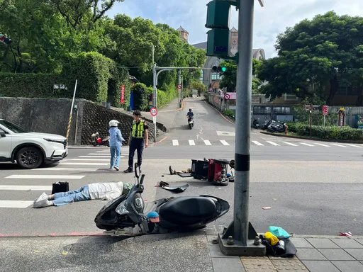 淡水海關碼頭前車禍！代步車翁過馬路遭機車撞飛　疑闖紅燈女騎士慘了