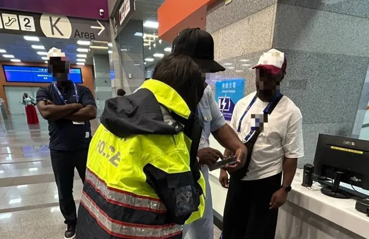 員警細心協助奈及利亞籍民眾。翻攝畫面