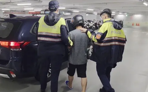 騎贓車掛贓牌還毒駕！雨衣男拒檢狂逃12公里摔車被逮　警開53張罰單
