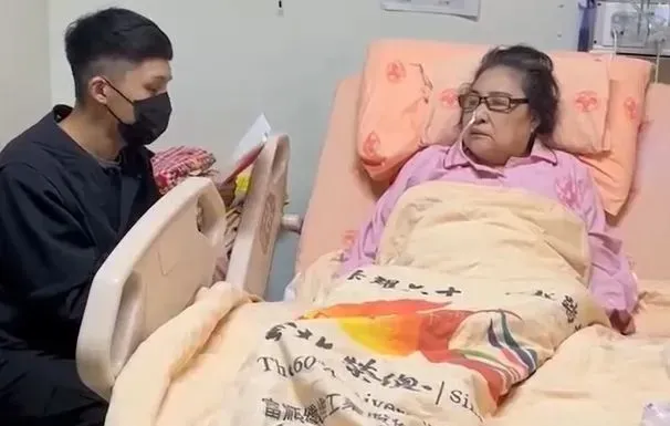 曾有年輕粉絲2年前探望病榻中的陳盈潔。翻攝臉書