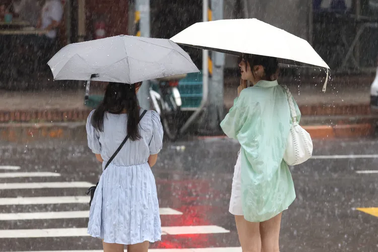 由於西南風影響，中南部整天不定時有雨，西北雨天氣型態也將持續數天。彭欣偉攝