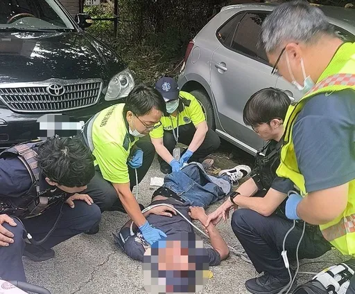 被狗吠狂怒！男持刀追逐遛狗民眾暴衝襲警　遭開槍擊中臀部送辦